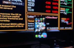 チェーンソー攻撃にも耐えるAIロボ